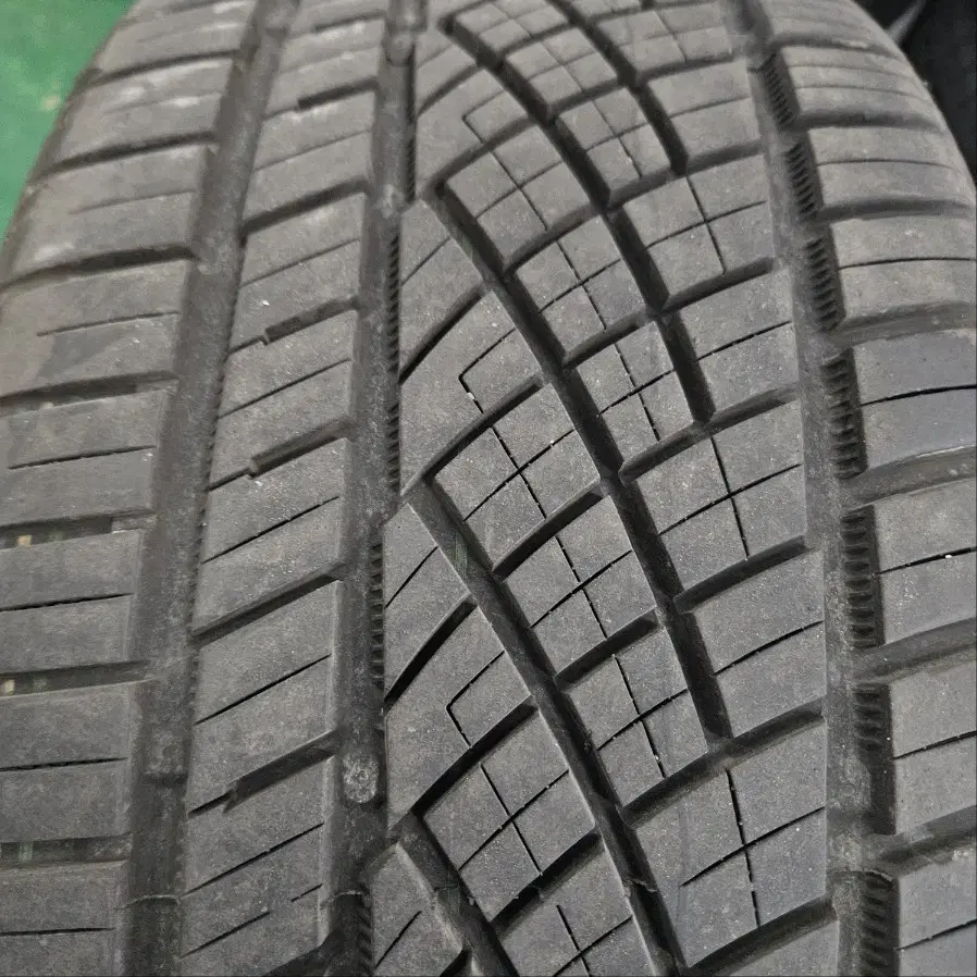 중고타이어 콘티넨탈 255/40R19 & 2554019 1개 팝니다.